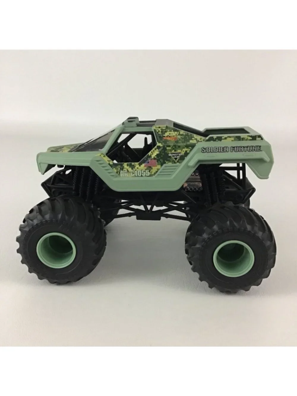 Hot Wheels Monster Jam Truck Soldier Fortune Military 1:24 Vehicle 2015 Mattel